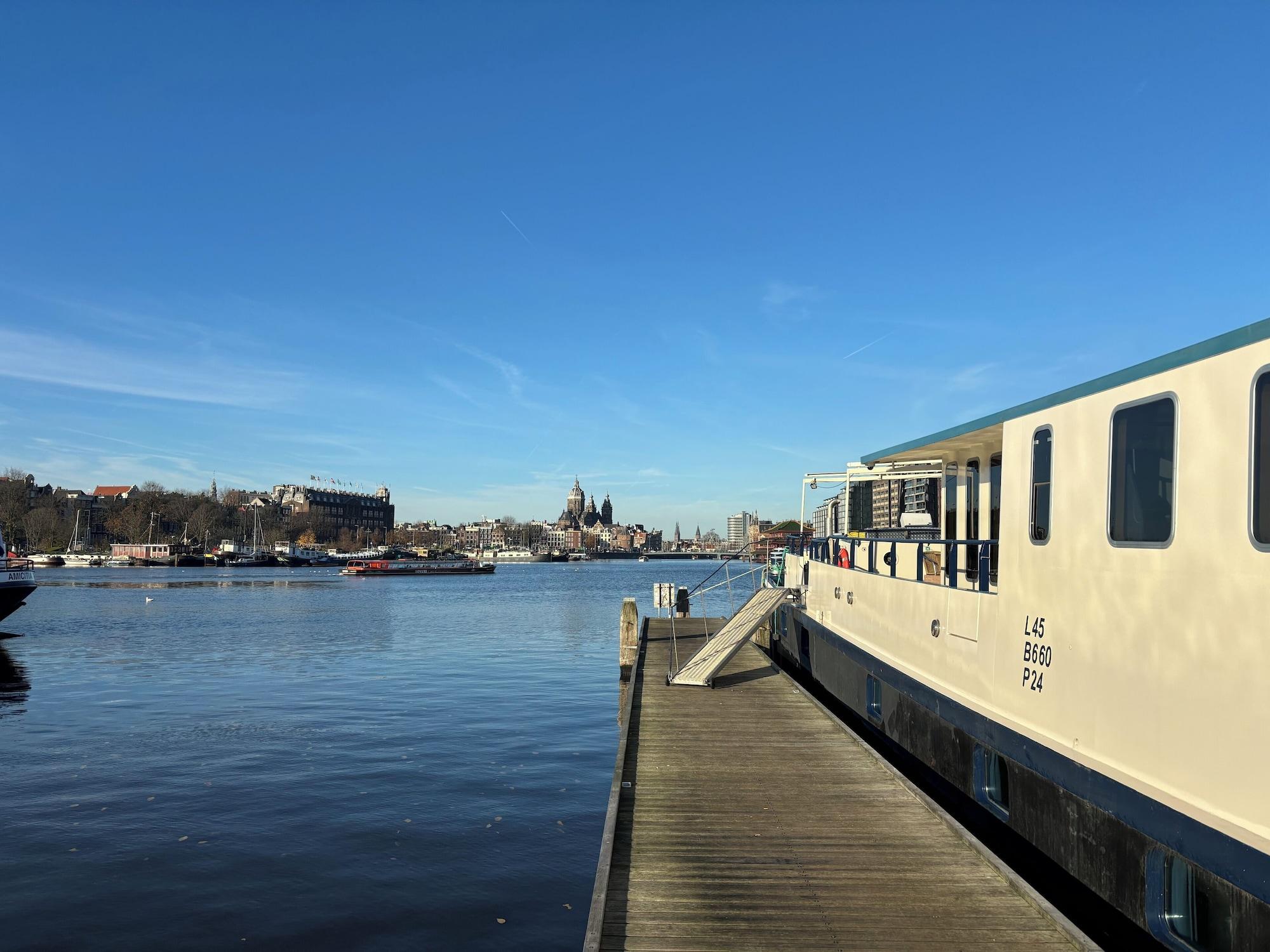 Vista Exterior Hotelboat Iris