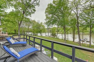Alquiler Vacacional - Quiet Lakefront Old Hickory Home w/ Patio, Kayaks!