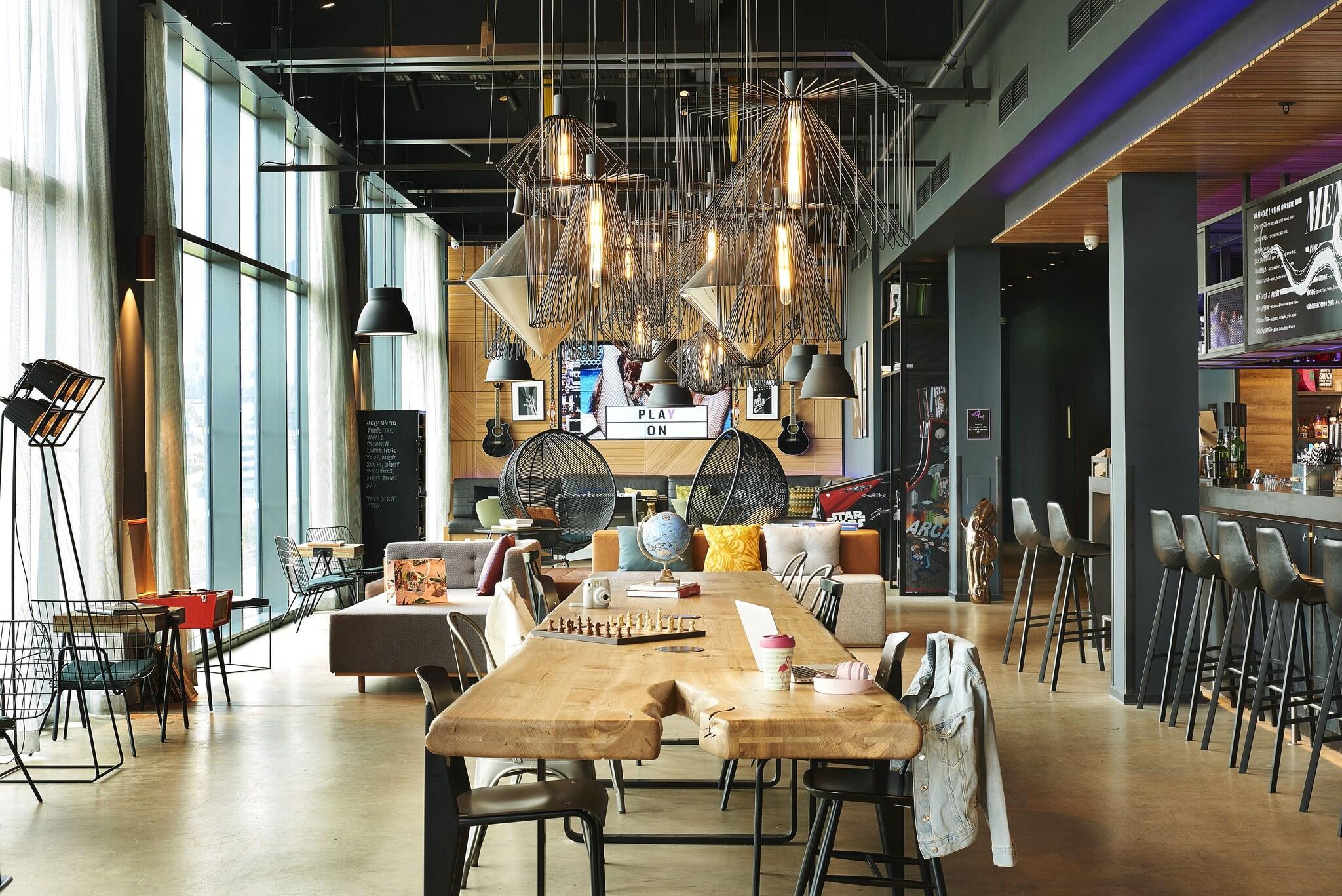 Restaurant Moxy Paris Charles de Gaulle Airport