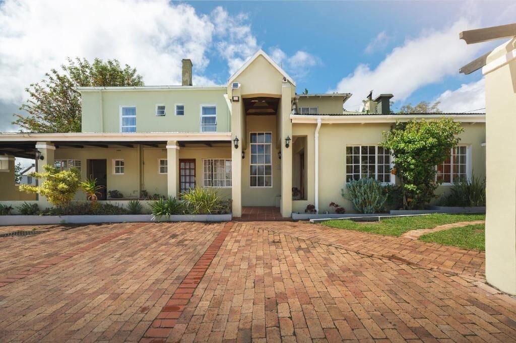 Varios Oak Lodge Guesthouse