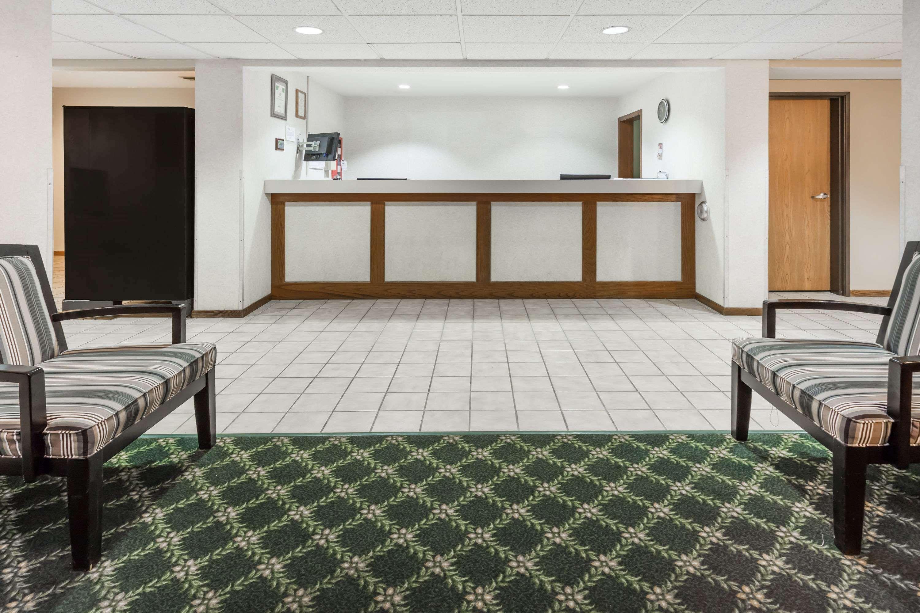 Vista Lobby Americinn By Wyndham Columbus Wisconsin
