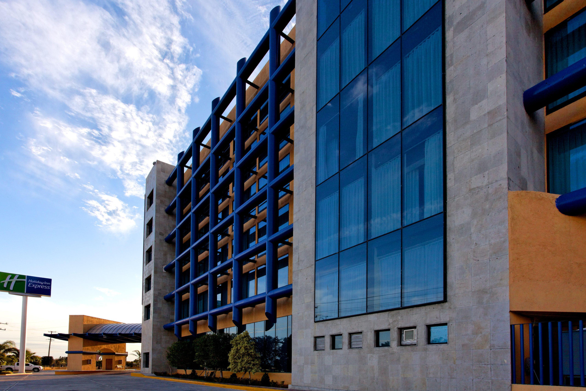Vista Exterior Holiday Inn Express Nuevo Laredo by IHG