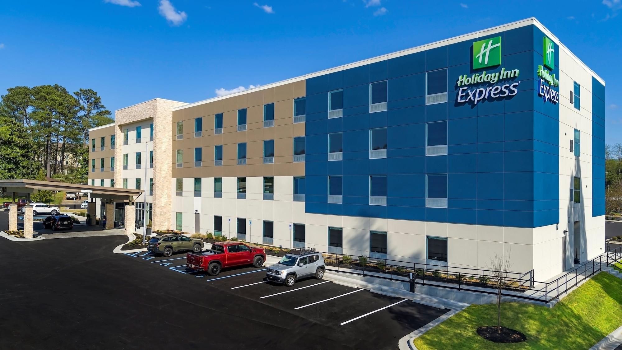 Vista Exterior Holiday Inn Express Huntsville Space Center by IHG