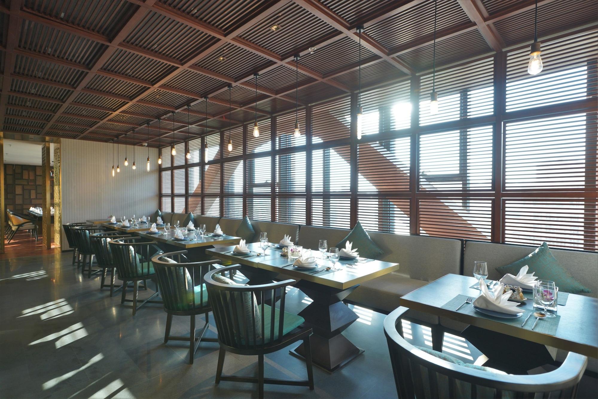 Restaurant Wyndham Grand Yangon Hotel