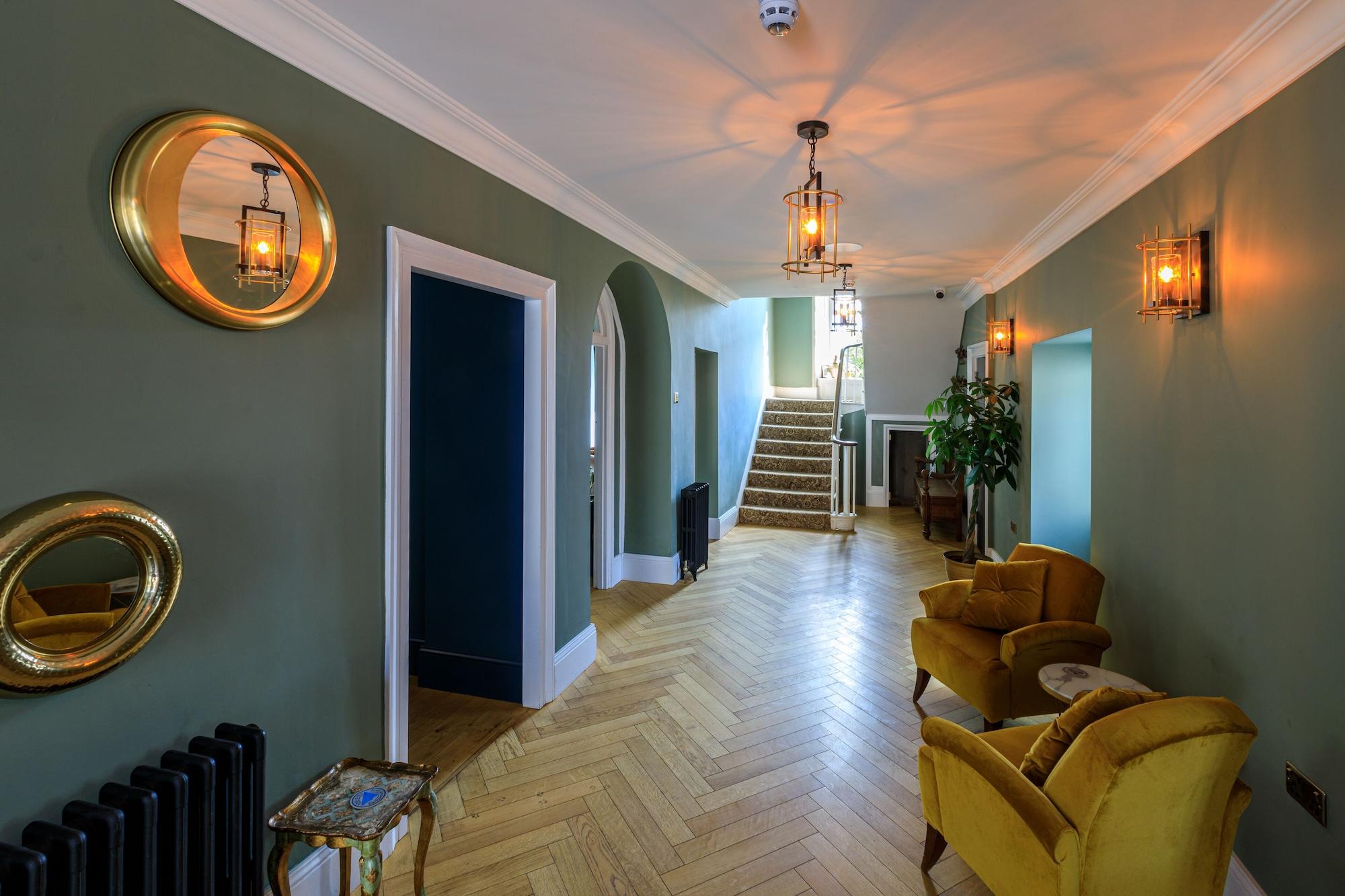 Varios Picton House Hotel