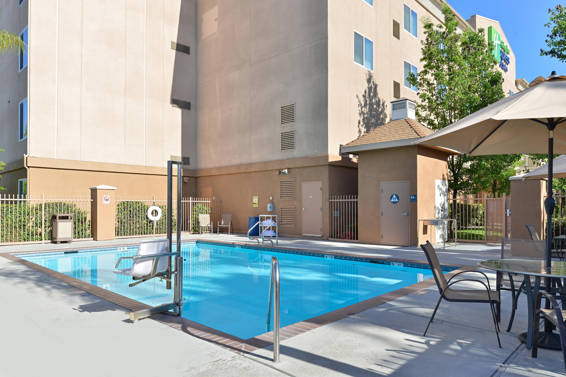 Vista Piscina Holiday Inn Express Hotel & Suites River Park by IHG