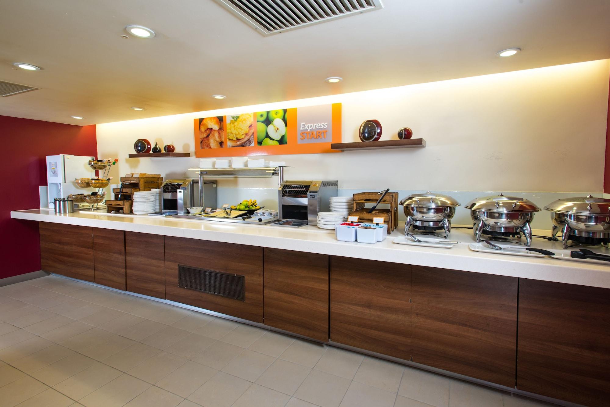 Restaurant Holiday Inn Express Exeter East by IHG