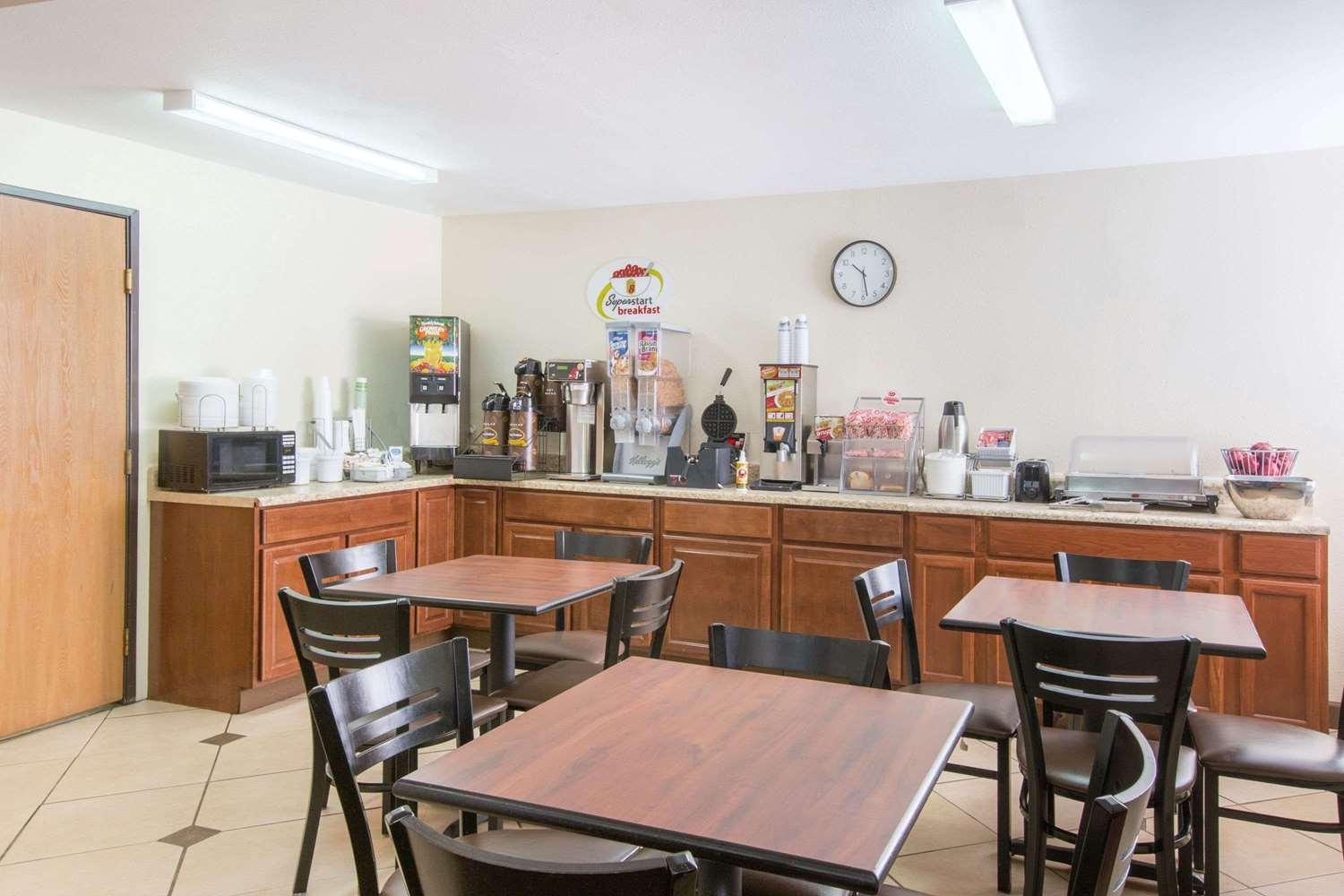 Restaurant Super 8 by Wyndham Danville