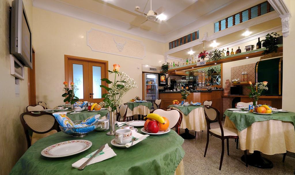 Bar/Salón Hotel Dorica