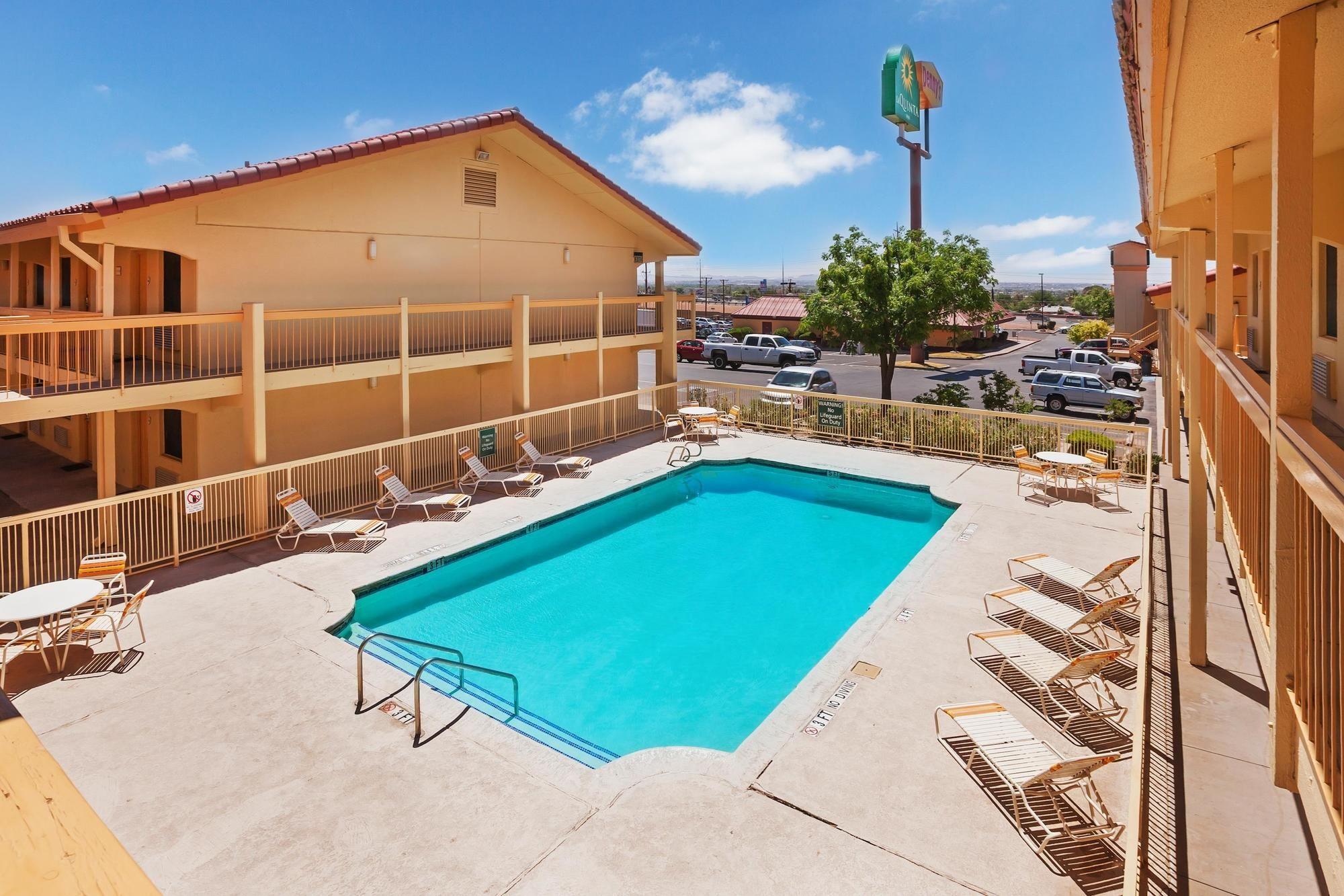 Vista da piscina La Quinta Inn El Paso East Lomaland