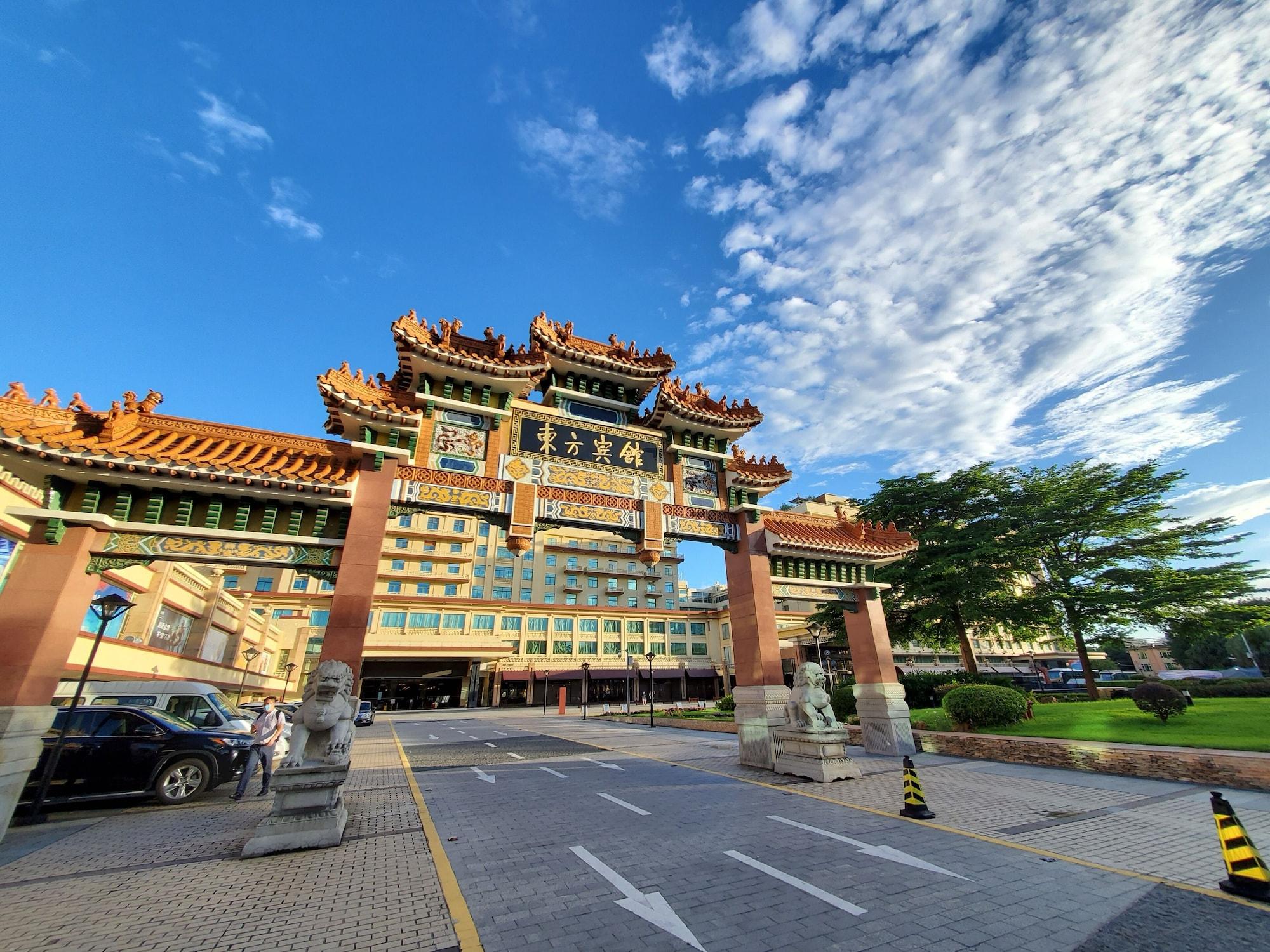 Vista Exterior Dong Fang Hotel Guangzhou
