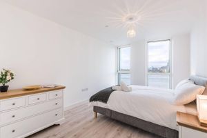 Alquiler Vacacional - Min 6-Month Rental, Modern 2-Bed Apartment on the River, Near O2