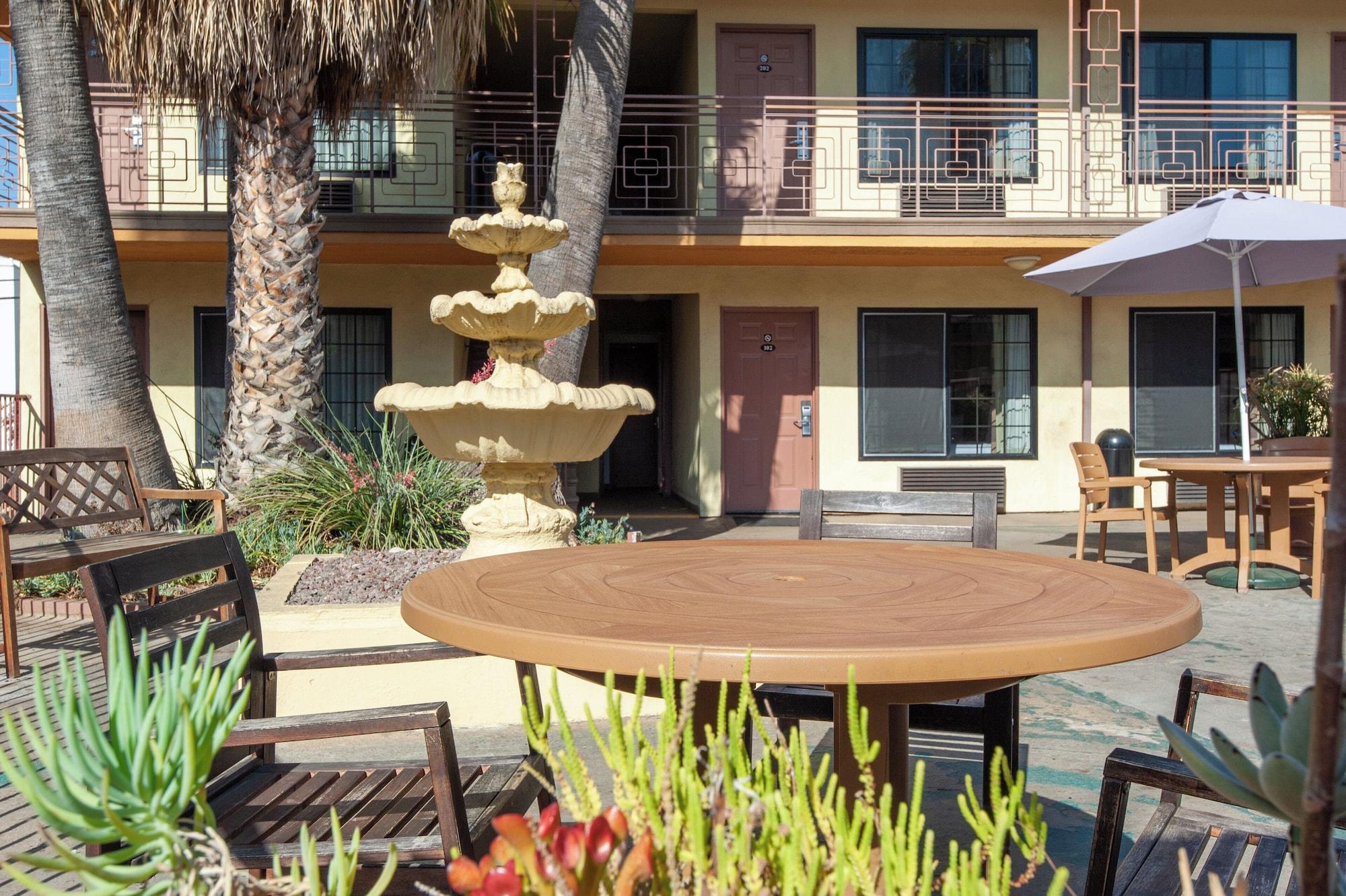 Vista Exterior Studio City Court Yard Hotel