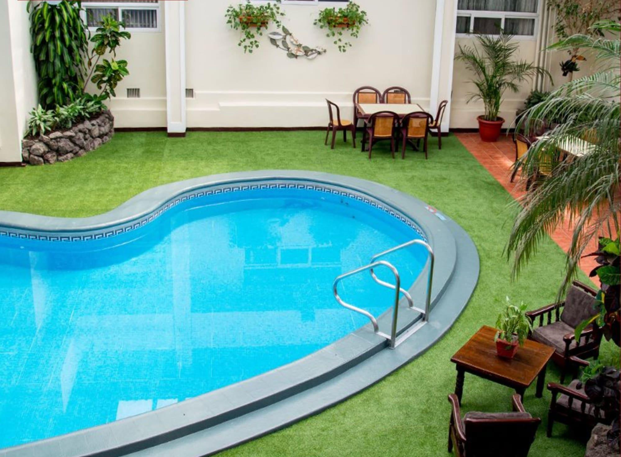 Vista Piscina Hotel Pensión Bonifaz