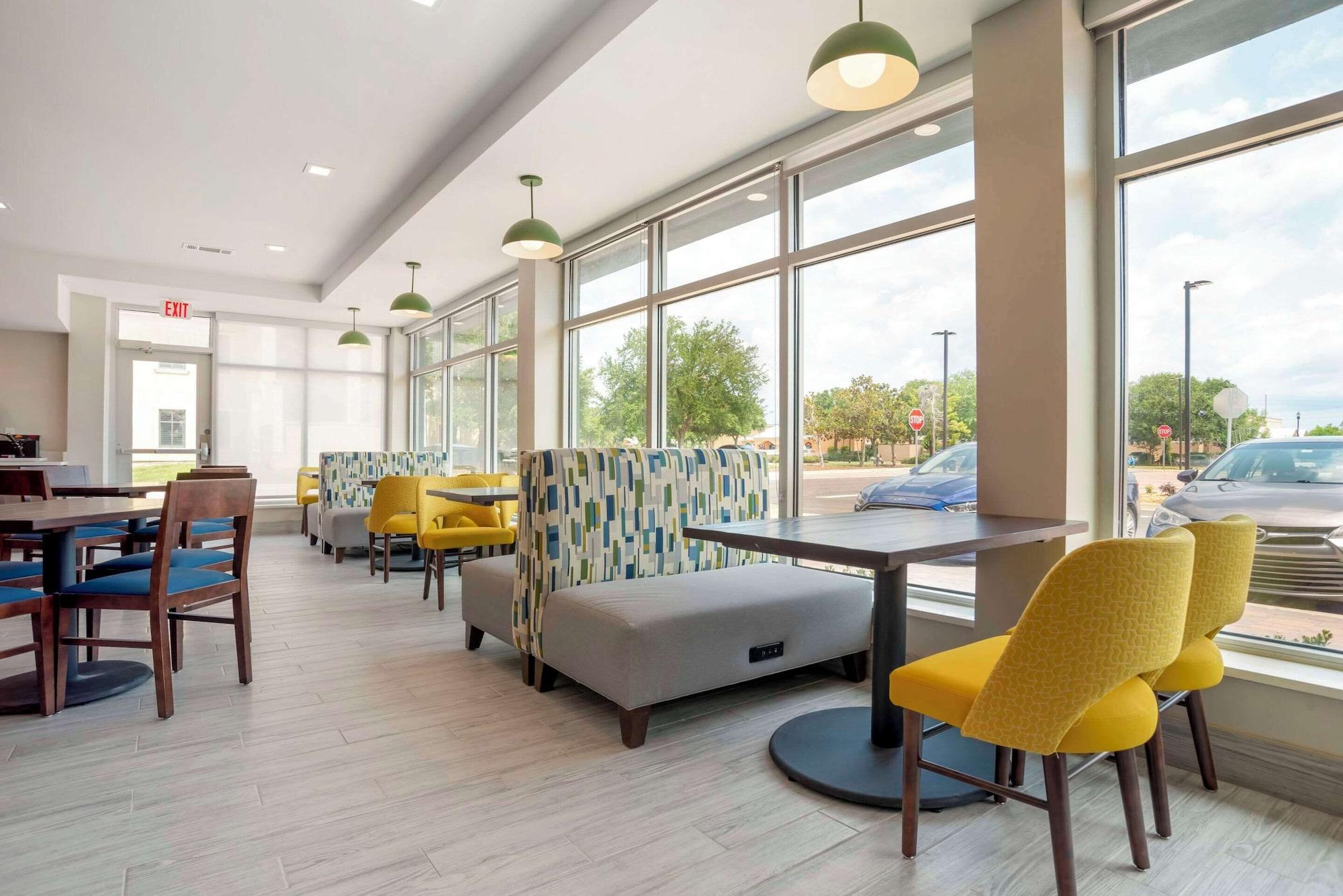 Restaurant Comfort Inn & Suites Destin near Henderson Beach