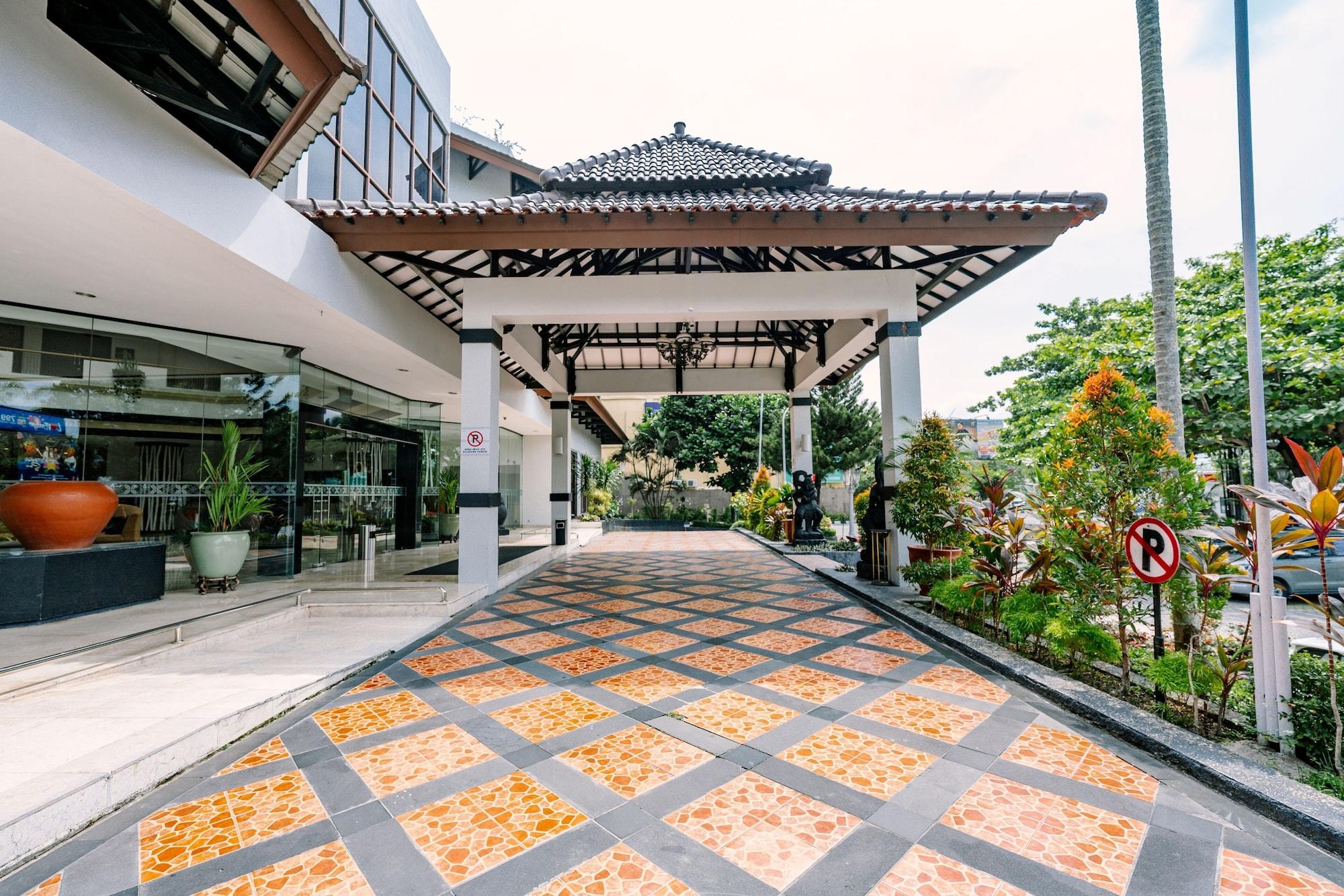 Vista Exterior Grand Diamond Hotel Yogyakarta