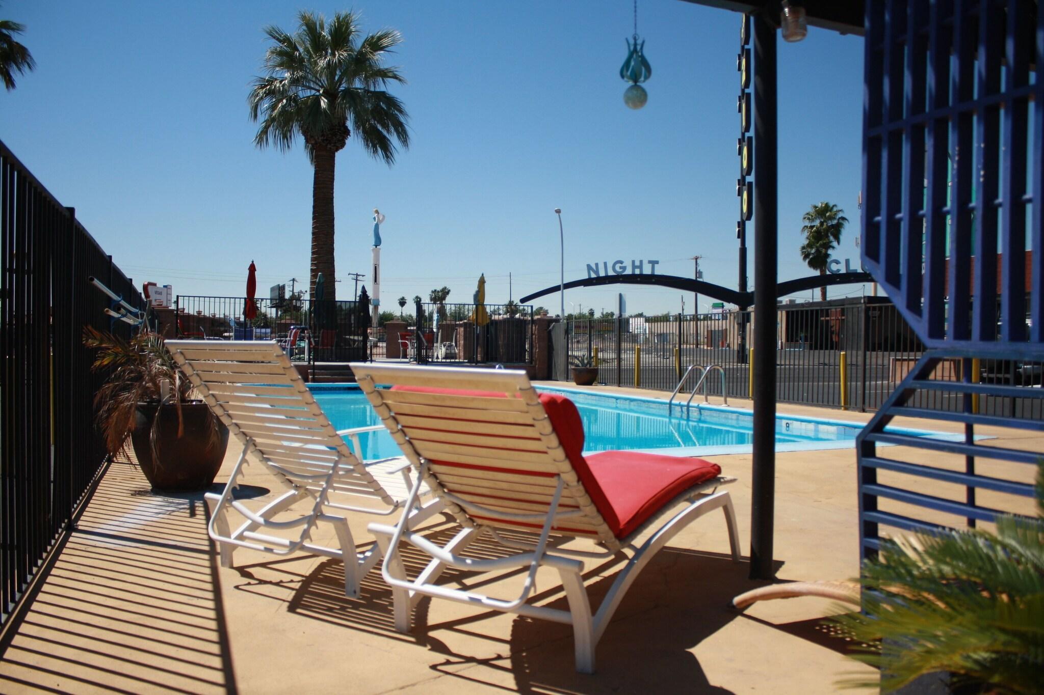 Vista Piscina DESERT HILLS MOTEL