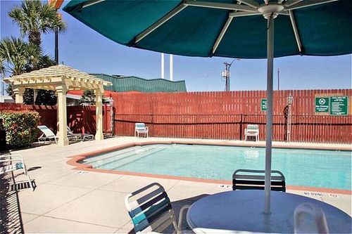 Vista da piscina La Quinta Inn San Antonio South Park