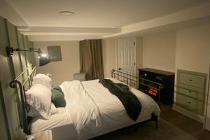 Alquiler Vacacional - Stylish & Spacious Princeton Basement Apt with King Bed, Private Entrance