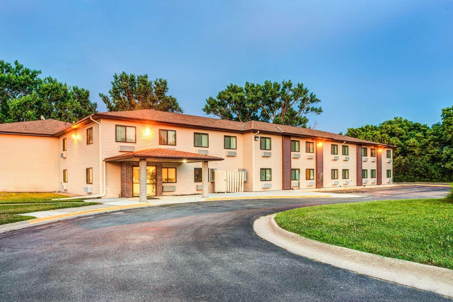 Vista Exterior Super 8 by Wyndham Blair