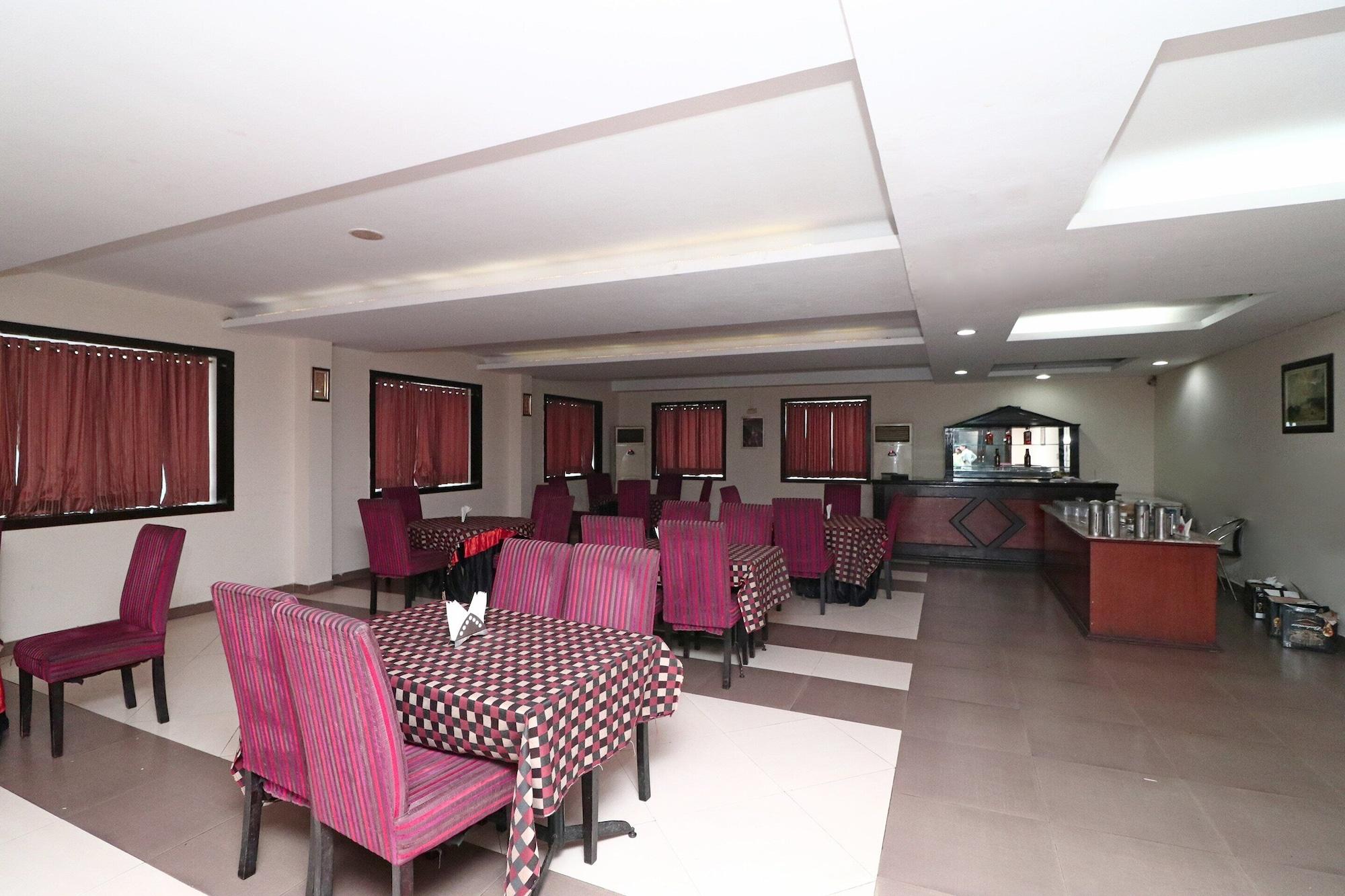 Restaurant OYO 4754 Hotel Center Point