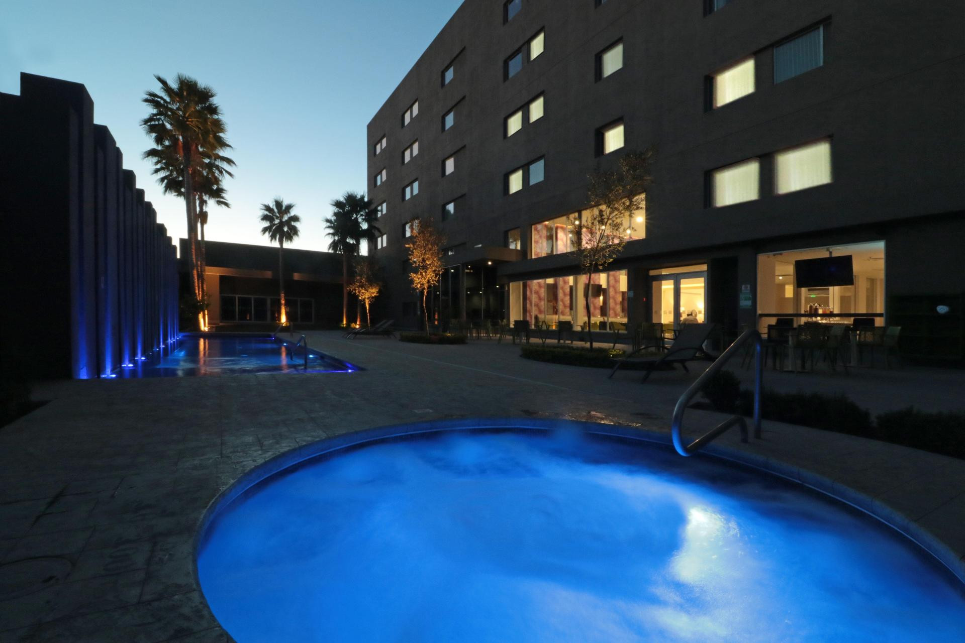Vista da piscina Holiday Inn Express & Suites Hermosillo