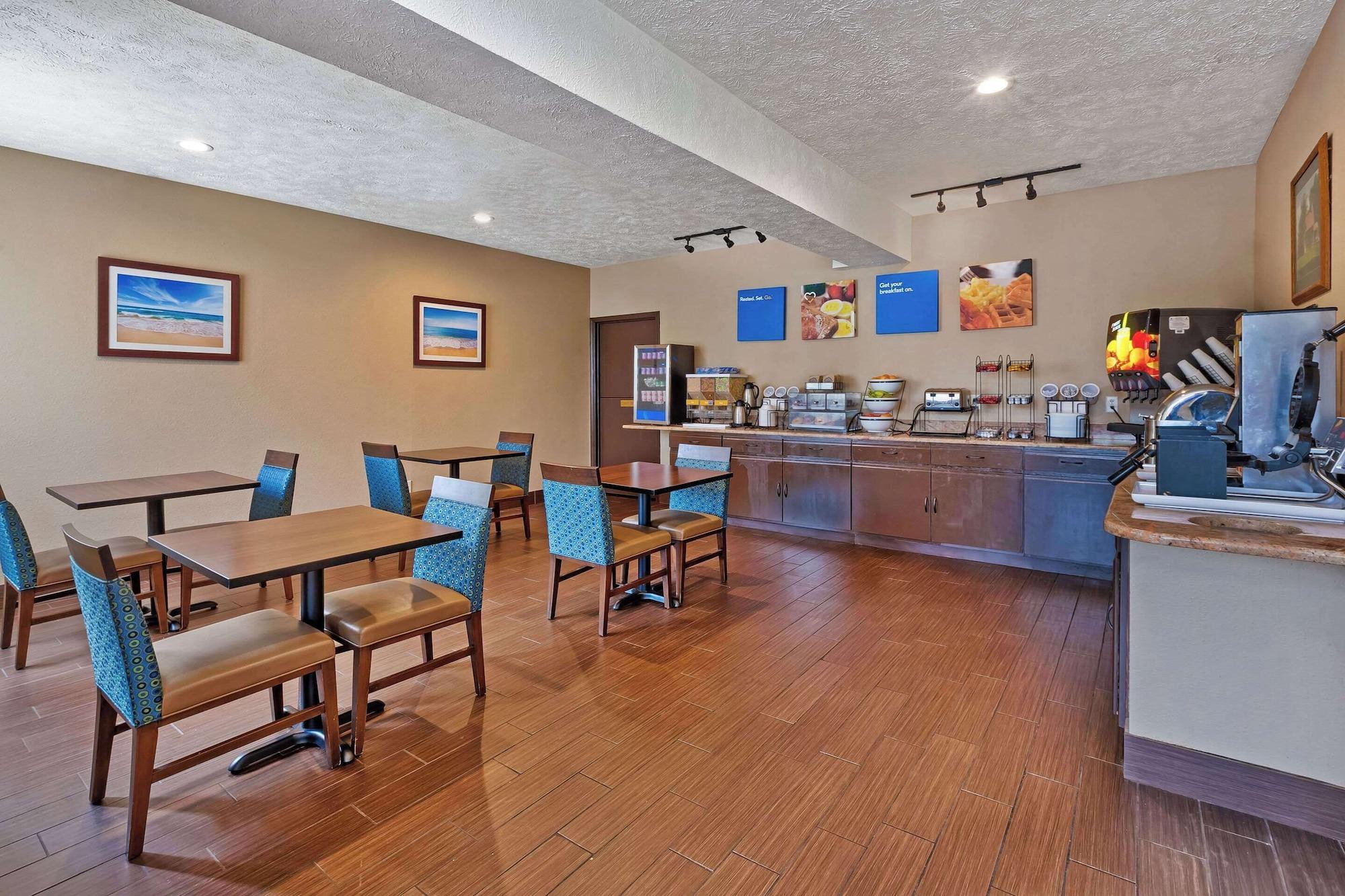 Restaurant Comfort Inn Whitehall near Michigan's Adventure
