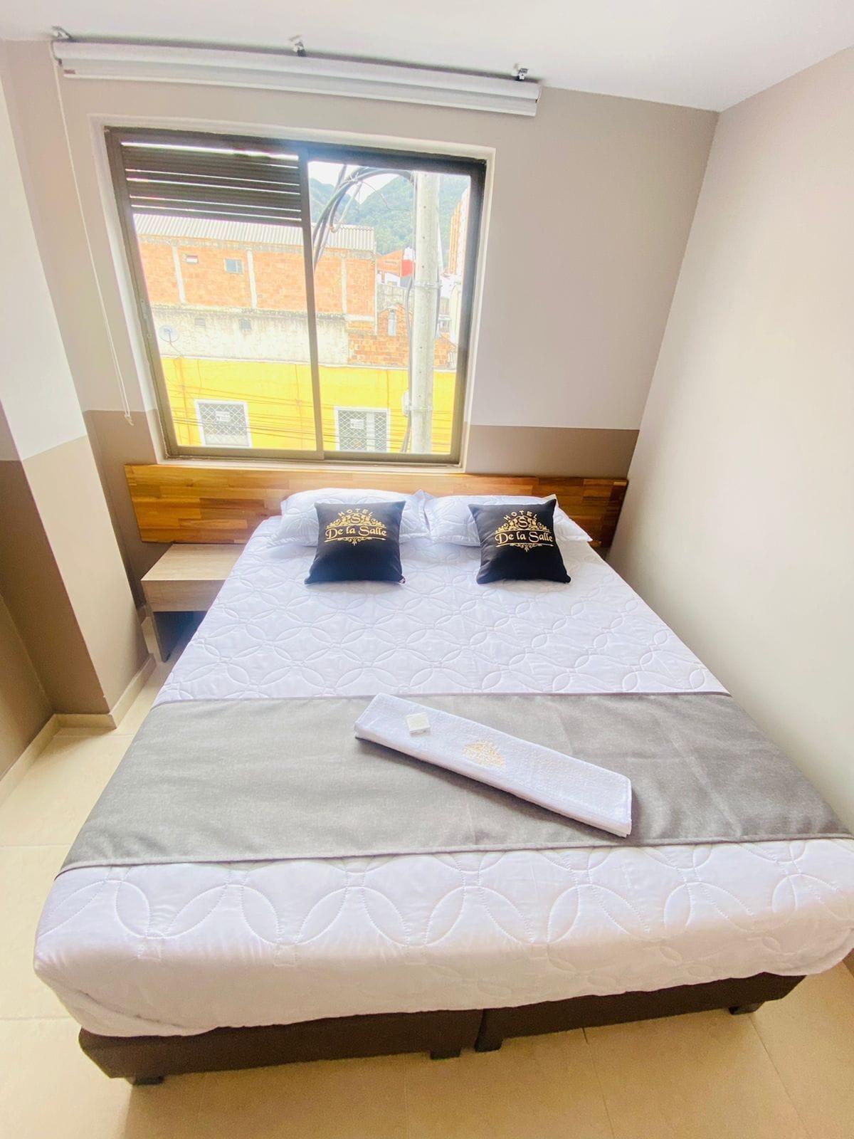 Varios Hotel De La Salle