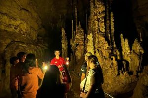 Actividad - Natural Bridge Caverns Lantern Tour