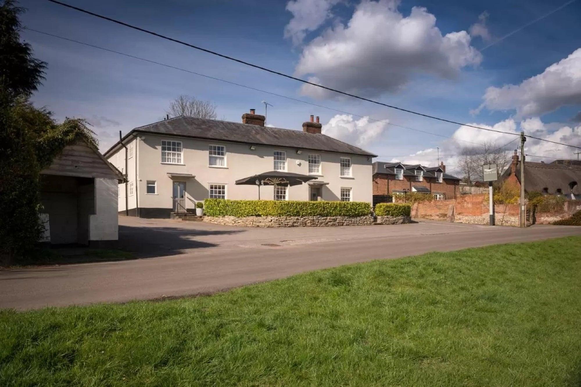 Vista Exterior The Hawk Inn