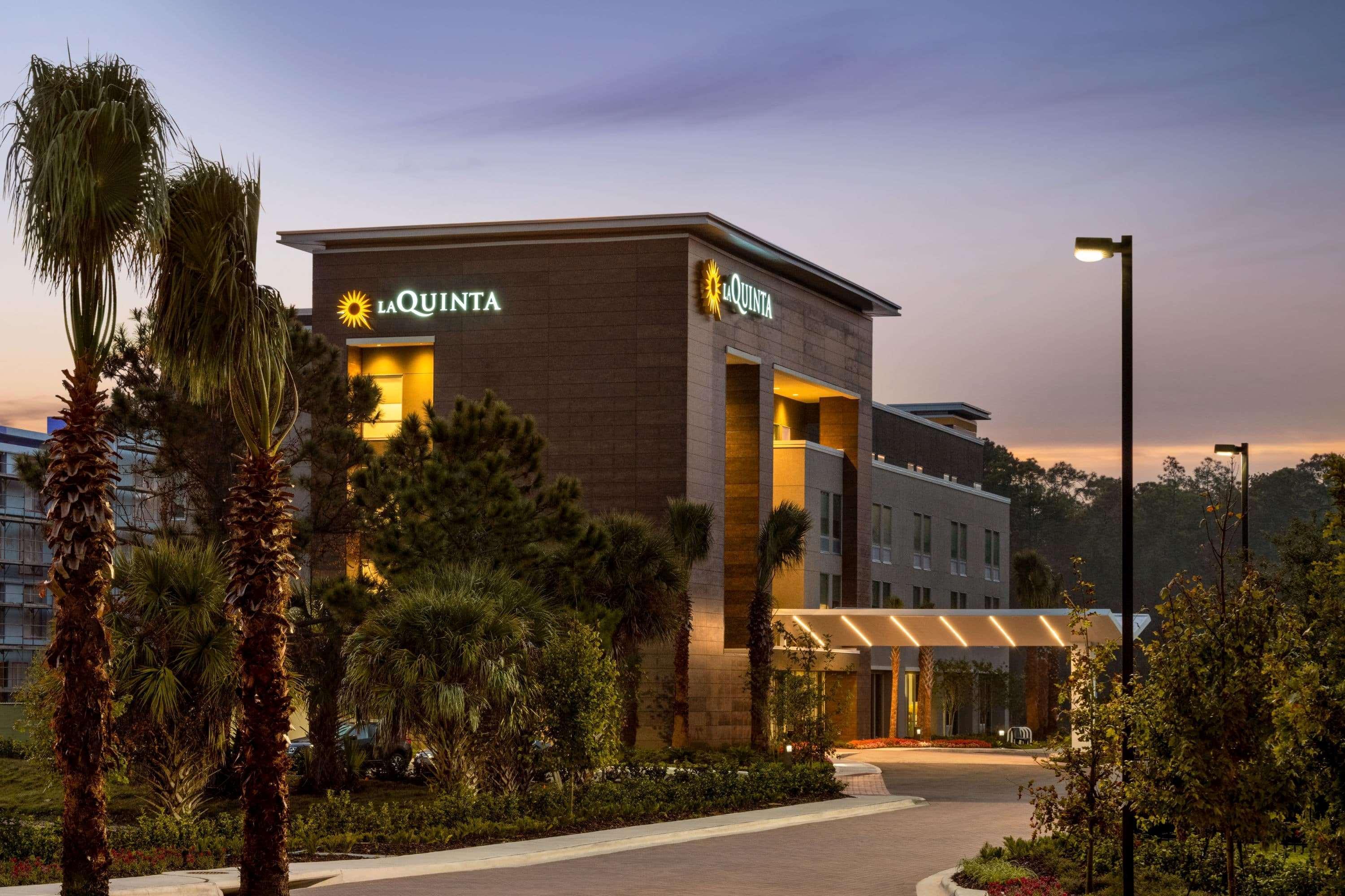 Vista Exterior La Quinta Inn & Suites by Wyndham Orlando - IDrive Theme Parks