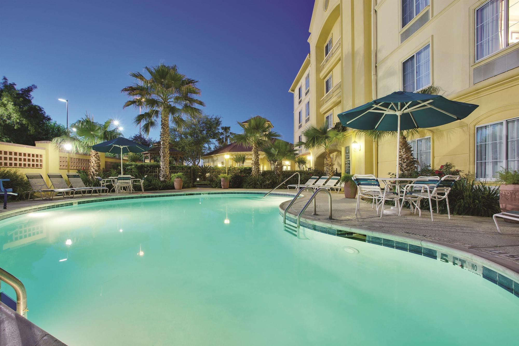 Vista da piscina La Quinta Inn & Suites Houston West - Park Ten