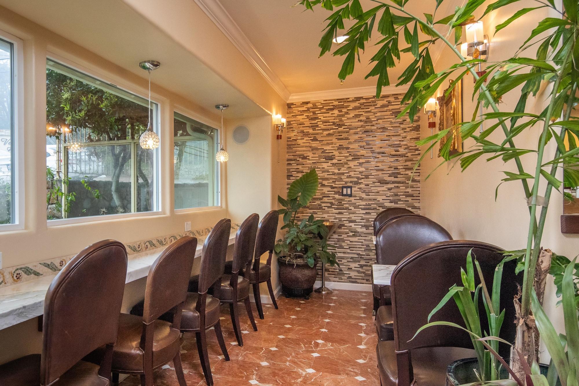 Vista Lobby Vendange Carmel Inn & Suites