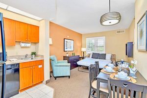 Alquiler Vacacional - 2 Queen Beds Condo Near Universal Studios With Pool Hot Tub