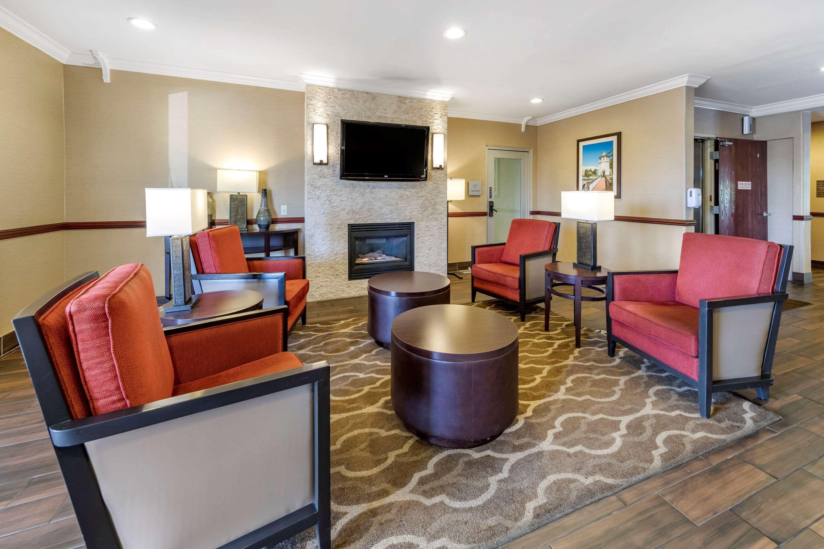 Vista Lobby Comfort Suites Near Six Flags Magic Mountain