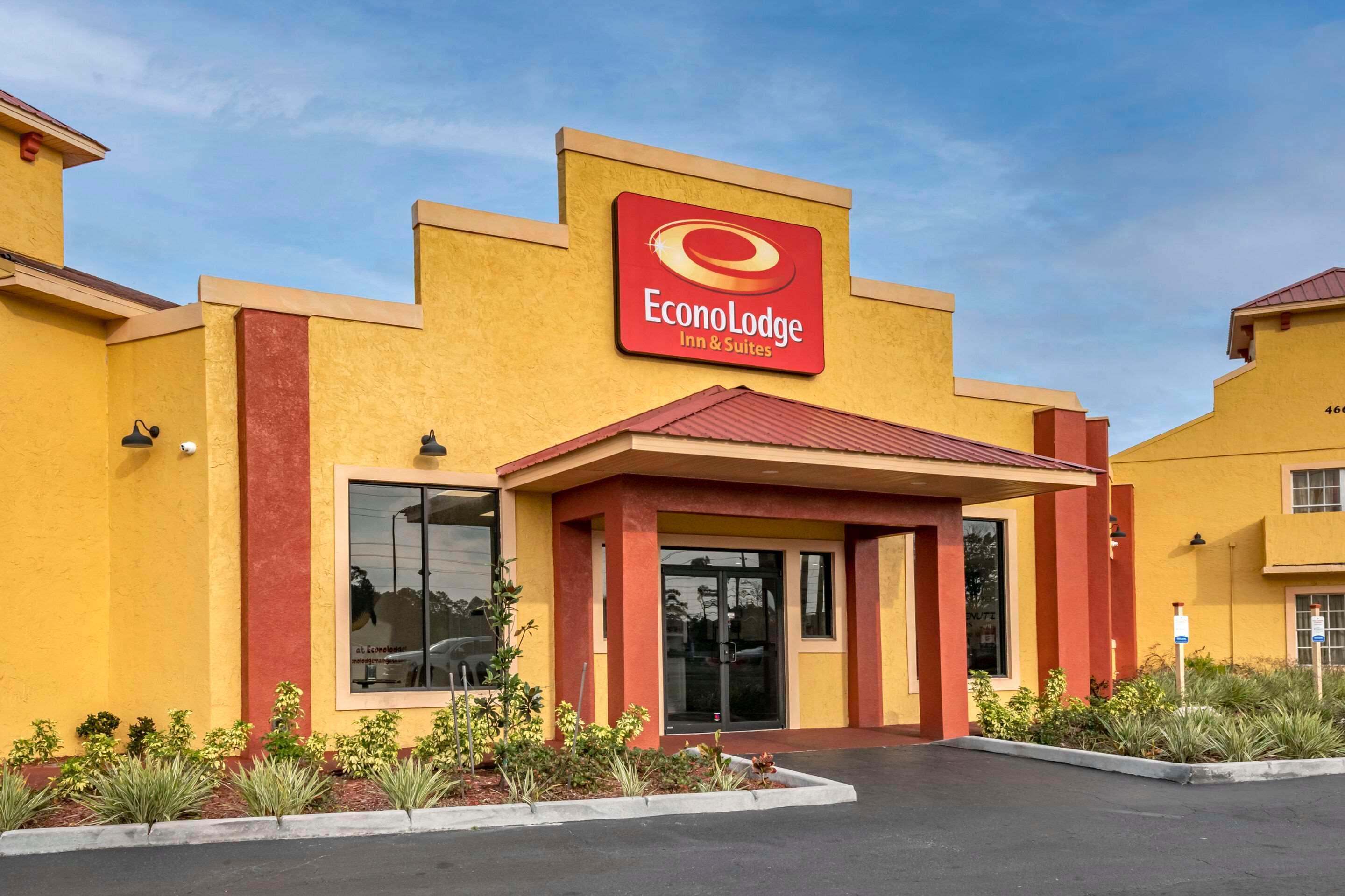 Vista Exterior Econo Lodge Inn & Suites Maingate Central