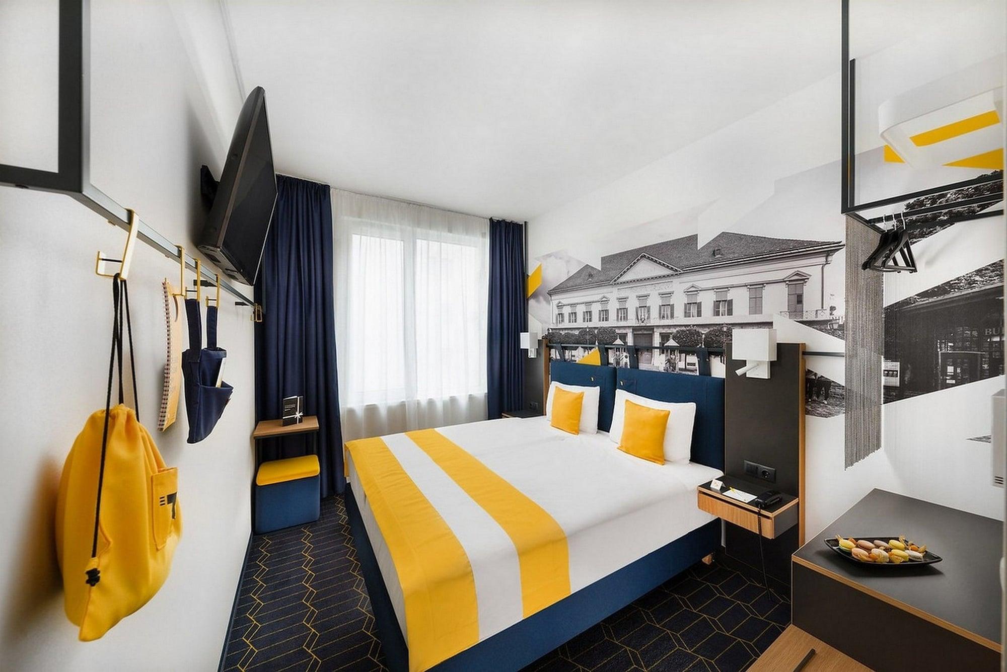 Varios D8 Hotel