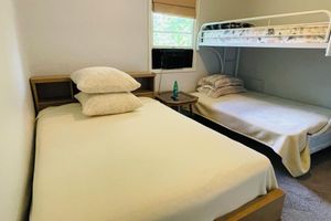 Alojamiento - Spacious 3BR Home w/ 8 Beds, Big Yard & Parking – Near Canton & Hall of Fame