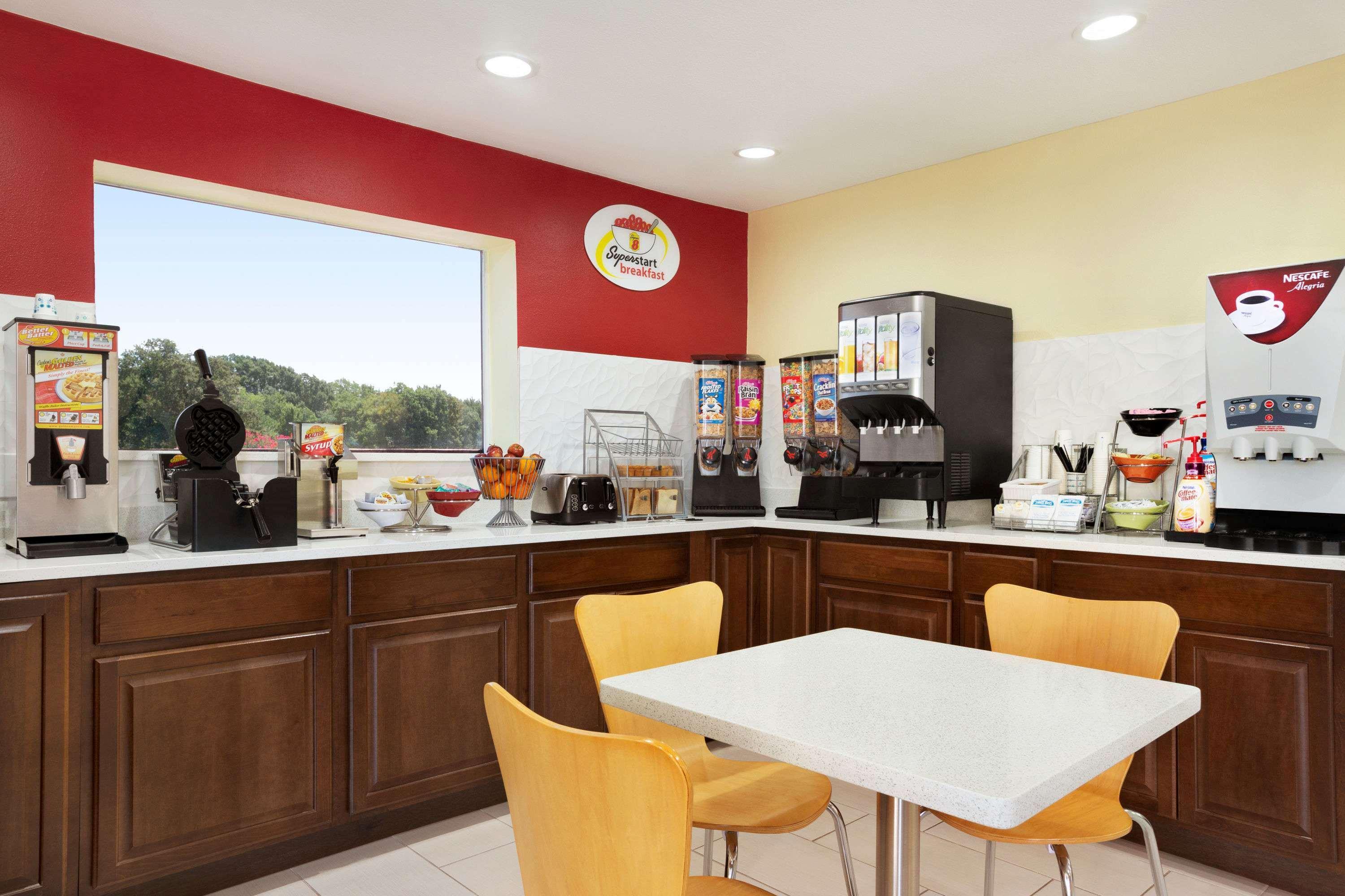Restaurant Super 8 by Wyndham Corsicana