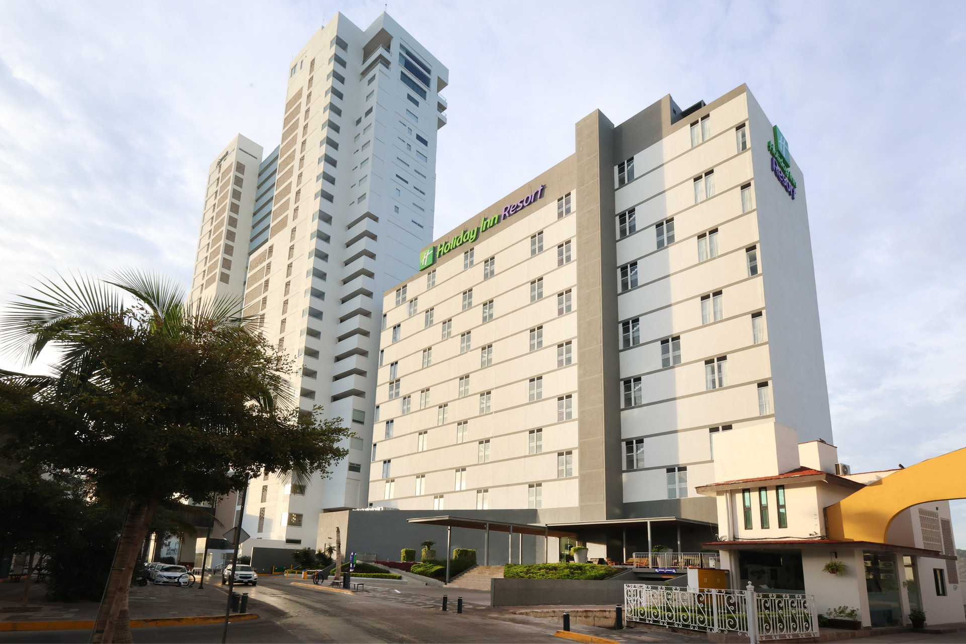 Vista Exterior Holiday Inn Resort Mazatlan by IHG