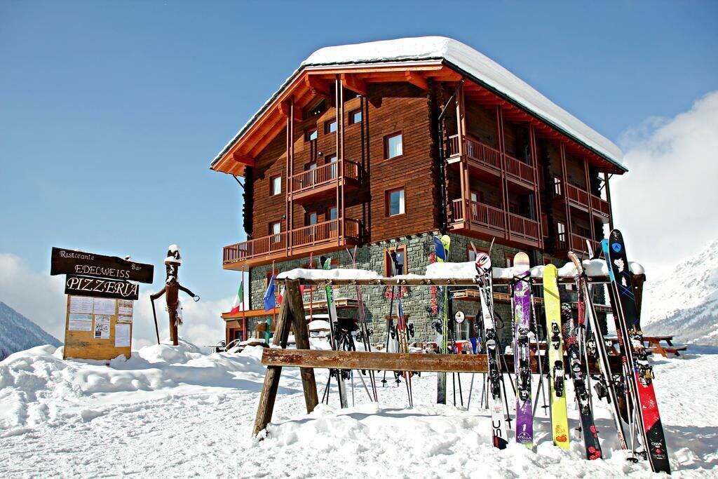 Varios Edelweiss Hotel