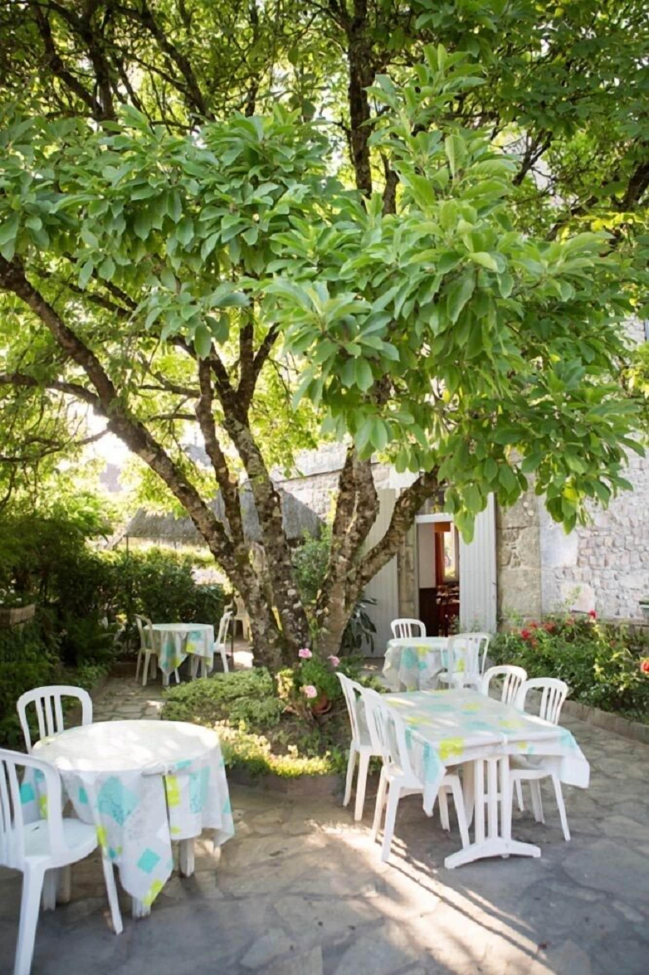 Vista Exterior Hotel Restaurant Le Sully