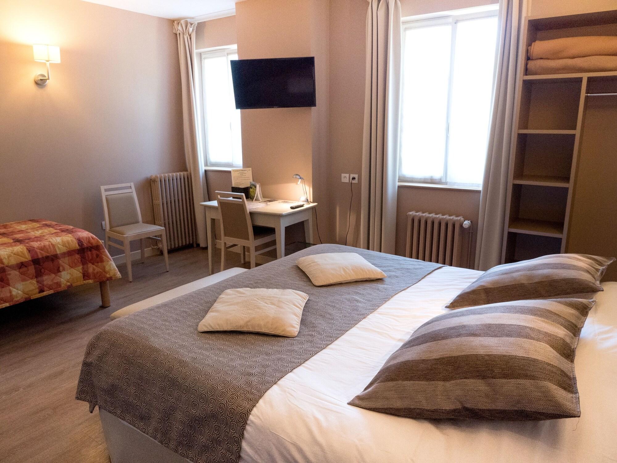 Guest room Logis Auberge du Valburgeois