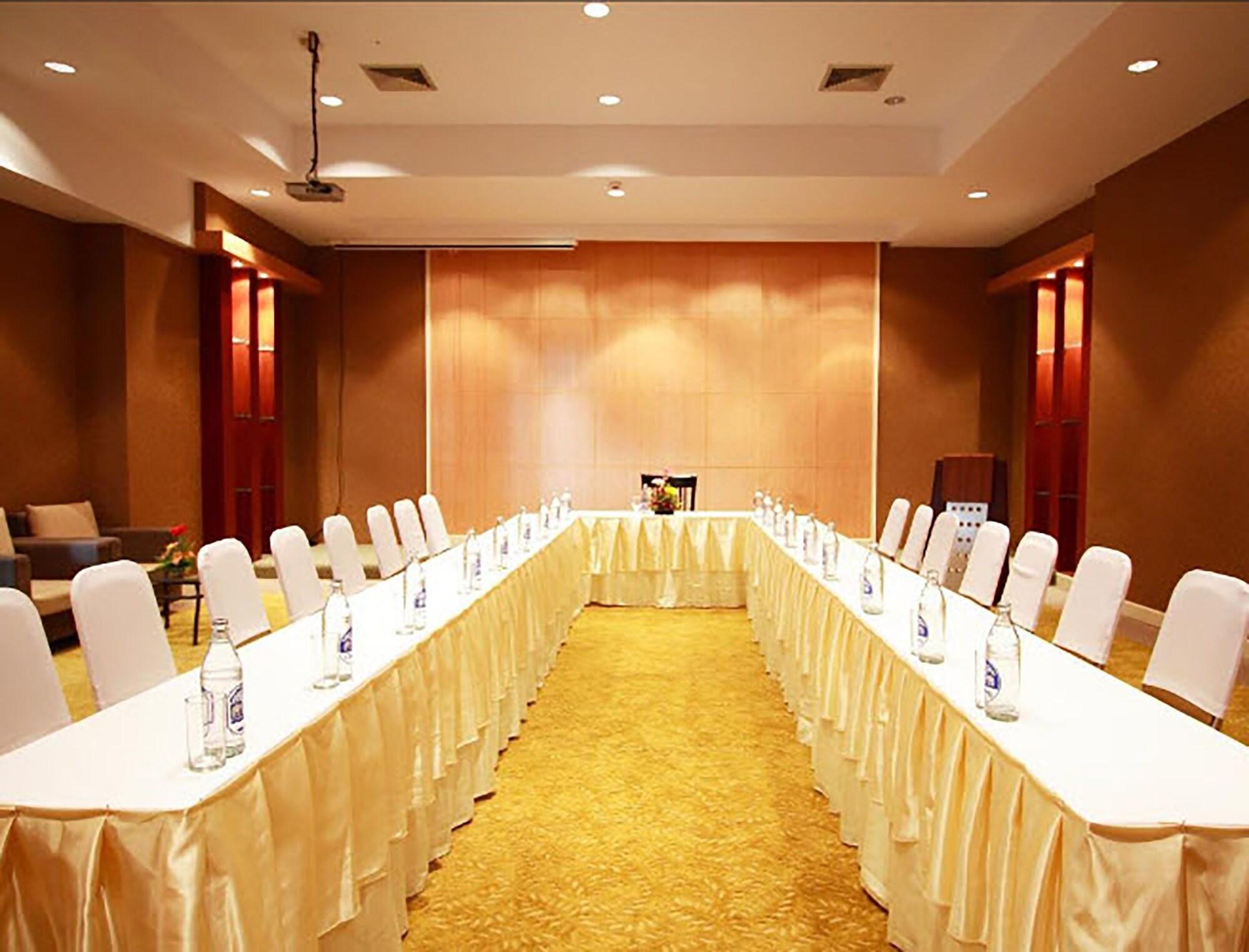 Sala de Reuniones Golden Crown Grand Hotel