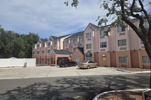 Alojamiento - Days Inn & Suites by Wyndham Tampa/Raymond James Stadium