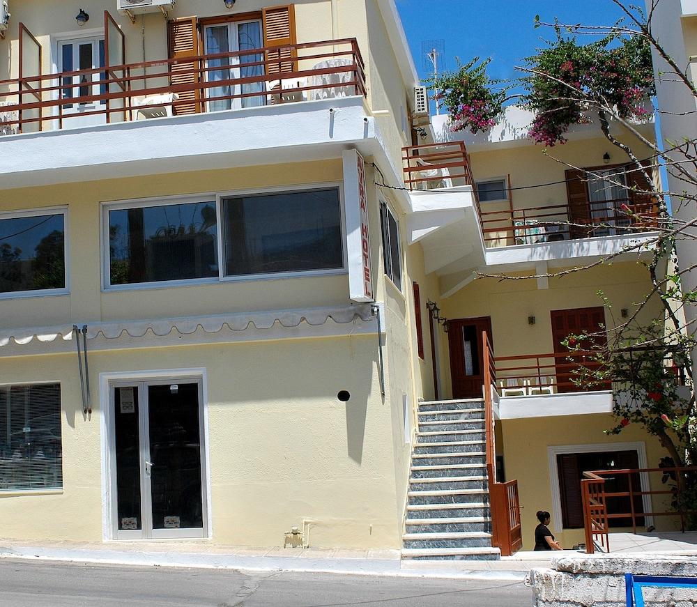 Vista Exterior Avra Rooms