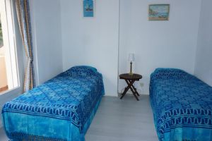 Alquiler Vacacional - Spacious town house WiFi, Air con, central location sought after Belgravia Club