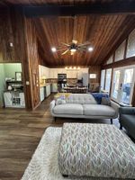 Alquiler Vacacional - Cozy Cottage at Serenity Woods for up to 18 guests. Only 5 mins from the lake!