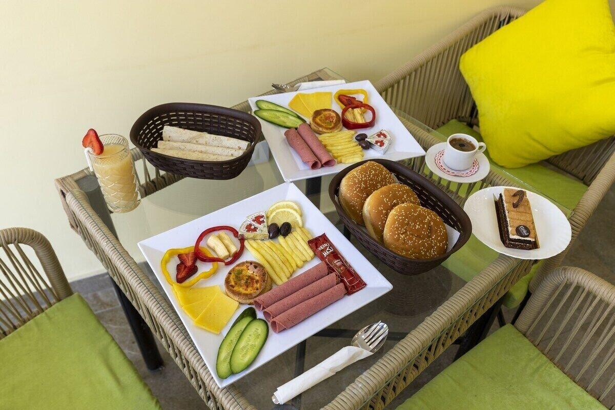 Restaurant Anubis Kingdom Pyramids View