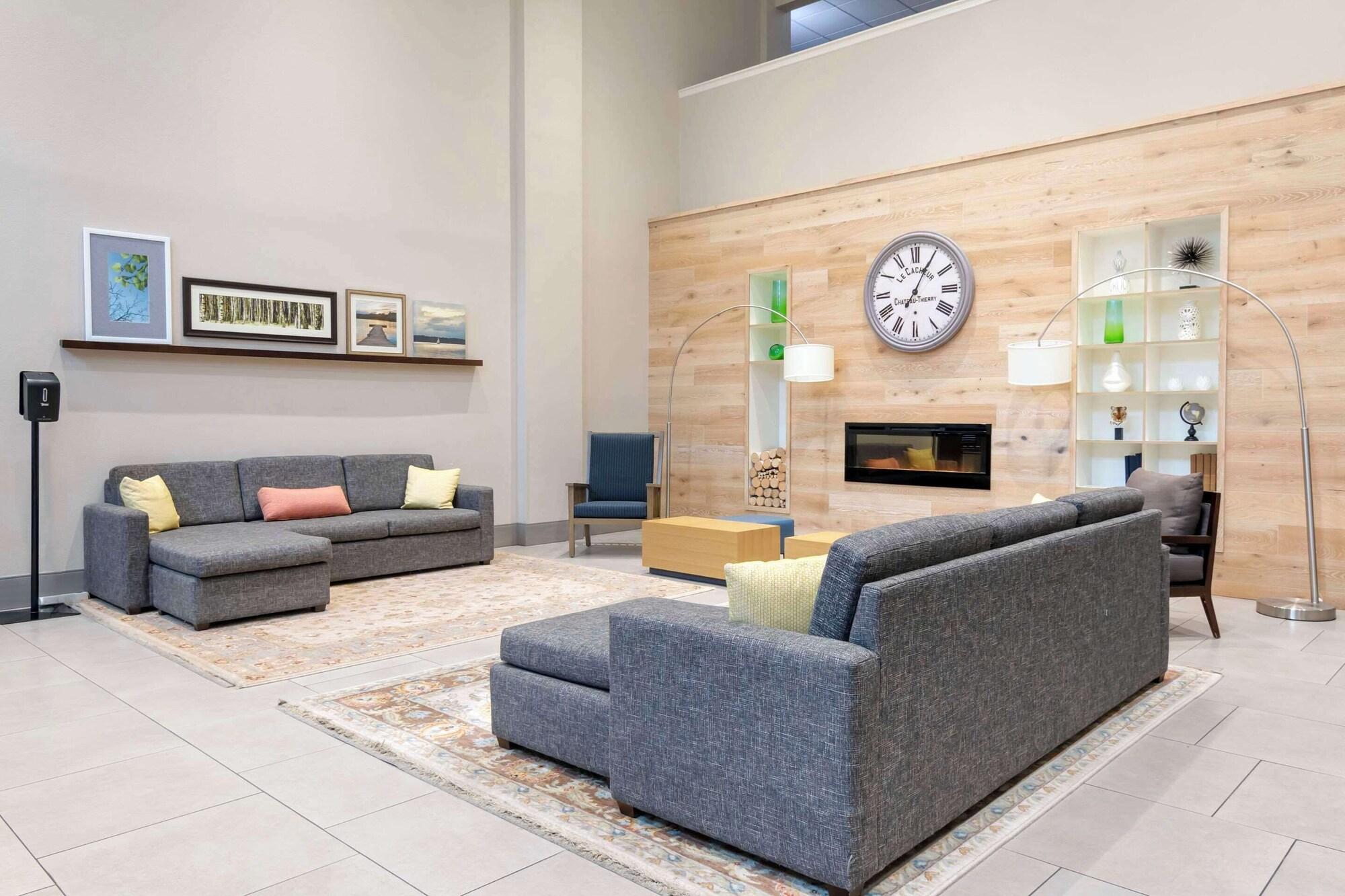 Vista Lobby Country Inn & Suites by Radisson, Columbia, MO
